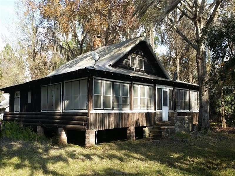 Lakefront Estate - 138 Acres with Historic Cabin in Bunnell, Florida $ 1,700,000